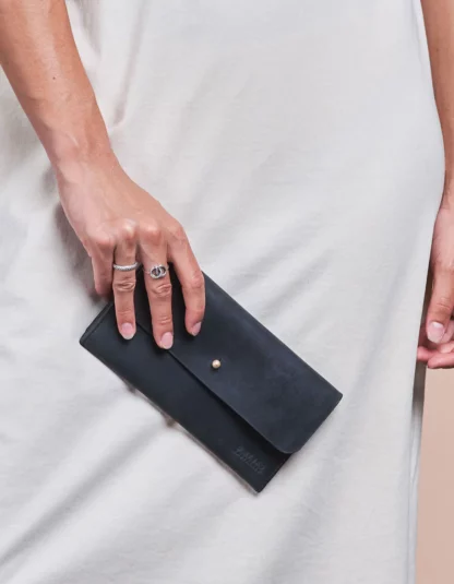 Pixie_s-Pouch-Black-Hunter-Leather-Front