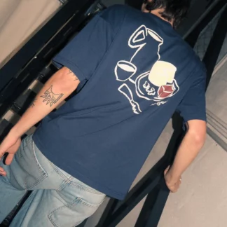 t-shirt bleu marine, avec un dessin sur le coeur et au dos représentant du fromage et du vin
